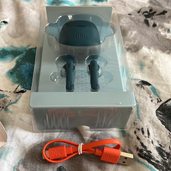 JBL wireless earbuds - Picture 6 of 6